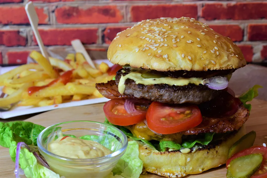 Na co zwrócić uwagę przy zamawianiu burgerów z dostawą?