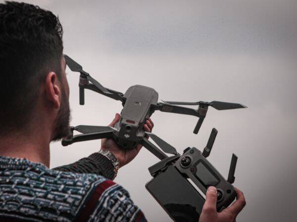 Zawody związane z dronami: Jakie możliwości niosą ze sobą nowe technologie w sektorze lotniczym?