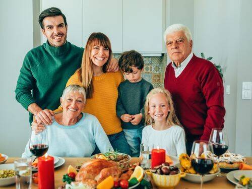 Przetrwanie świąt z rodziną: Wskazówki i triki dla bezstresowego świętowania